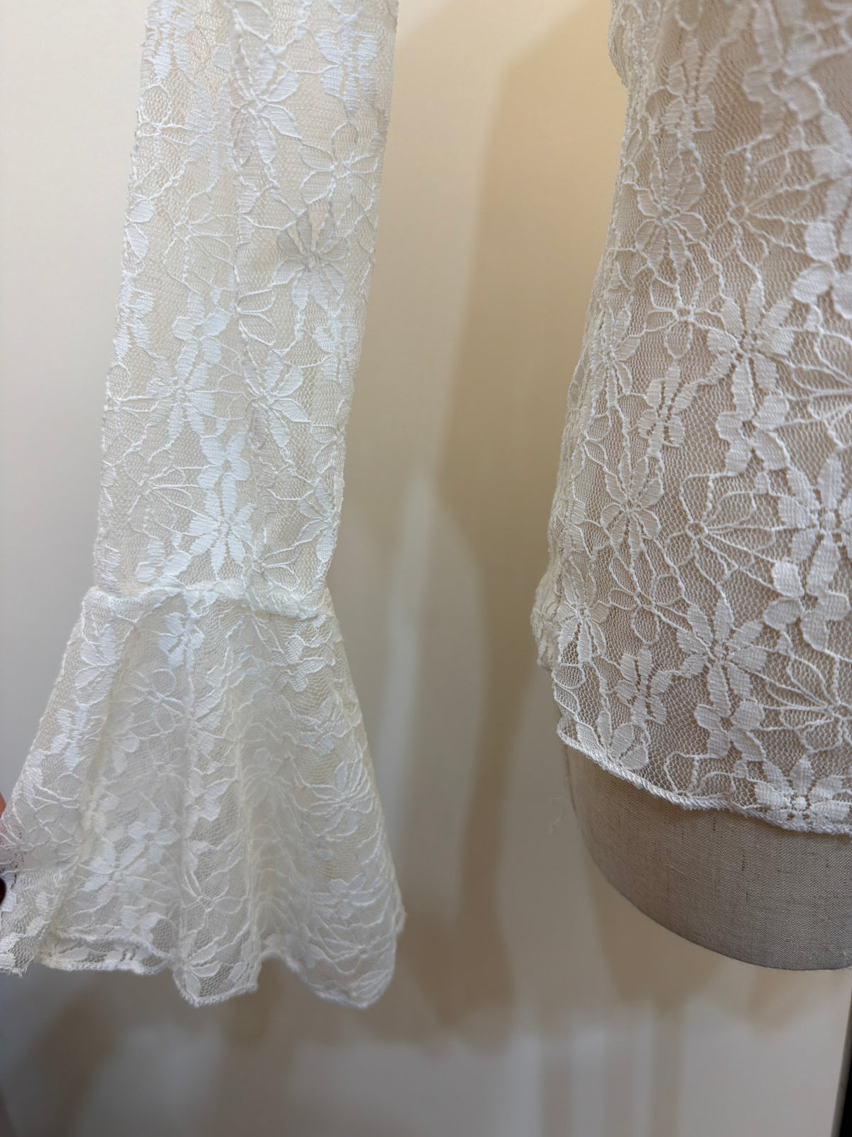 LUXE STITCHES H10 白色花卉圓領長袖上衣商品圖片