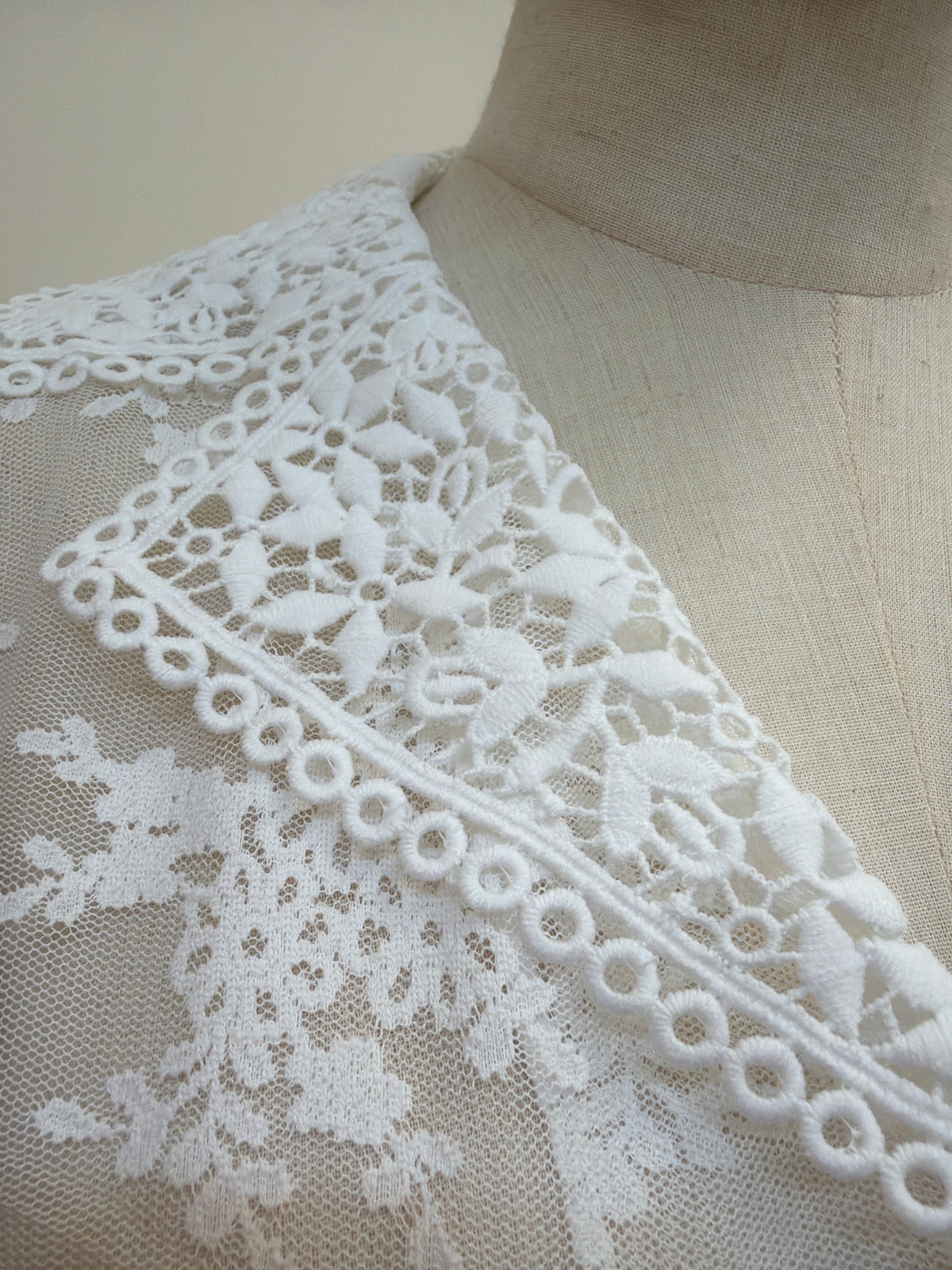 LUXE STITCHES H23 白色花卉V領長袖外套商品圖片