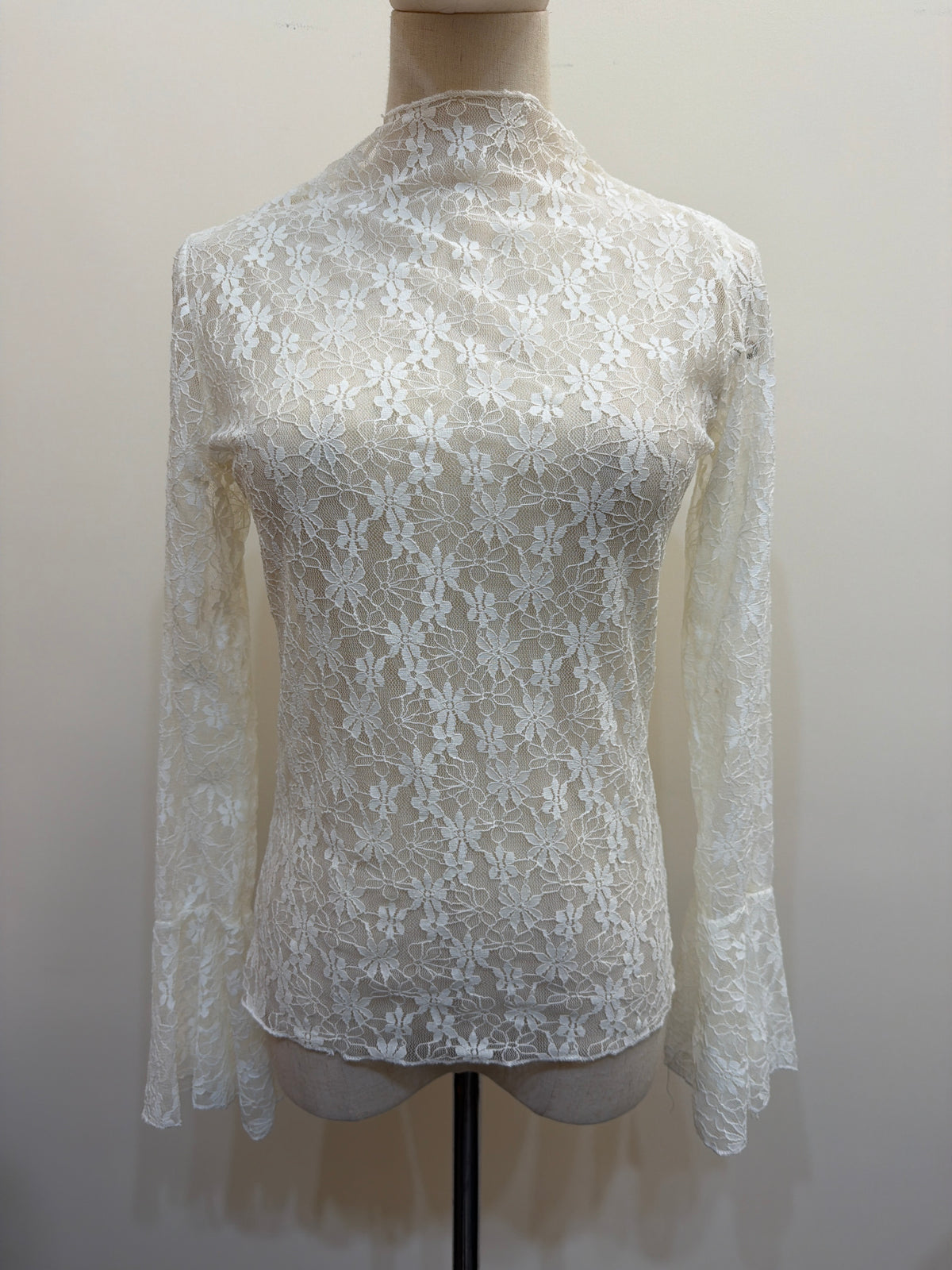 LUXE STITCHES H10 白色花卉圓領長袖上衣主圖