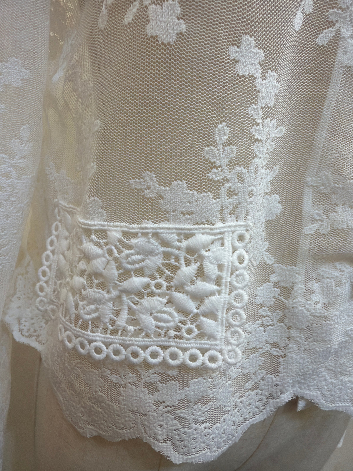 LUXE STITCHES H23 白色花卉V領長袖外套商品圖片