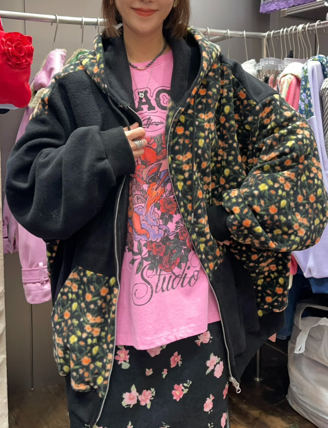 CL61001 黑色碎花拼接連帽拉鏈外套 實穿正面