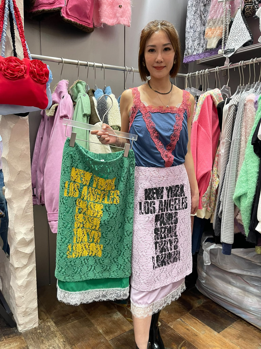 CL61008 粉紫及綠色字母印花蕾絲拼接半身裙實物展示