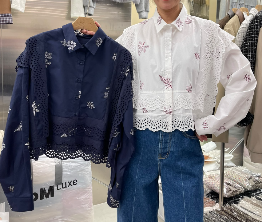 CN61001 Navy 深藍及 Ivory 米白刺繡鏤空蕾絲短版長袖恤衫實物圖