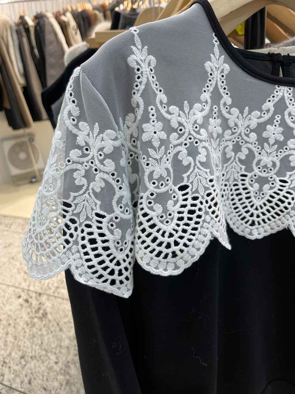 LUXE STITCHES INTRO ADORABLE LAD61004 蕾絲拼接圓領長袖上衣－商品圖片 1