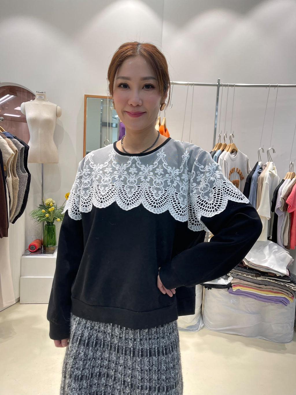 LUXE STITCHES INTRO ADORABLE LAD61004 蕾絲拼接圓領長袖上衣－商品圖片 4