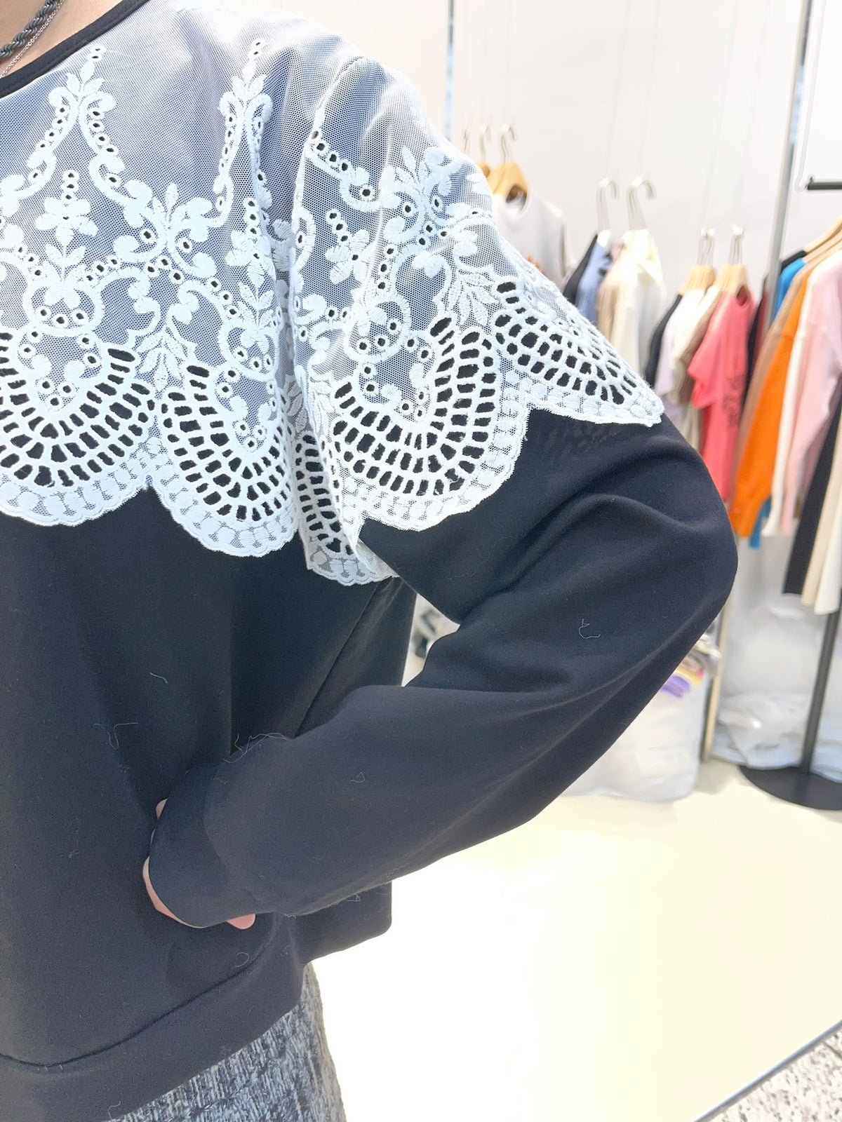 LUXE STITCHES INTRO ADORABLE LAD61004 蕾絲拼接圓領長袖上衣－商品圖片 5