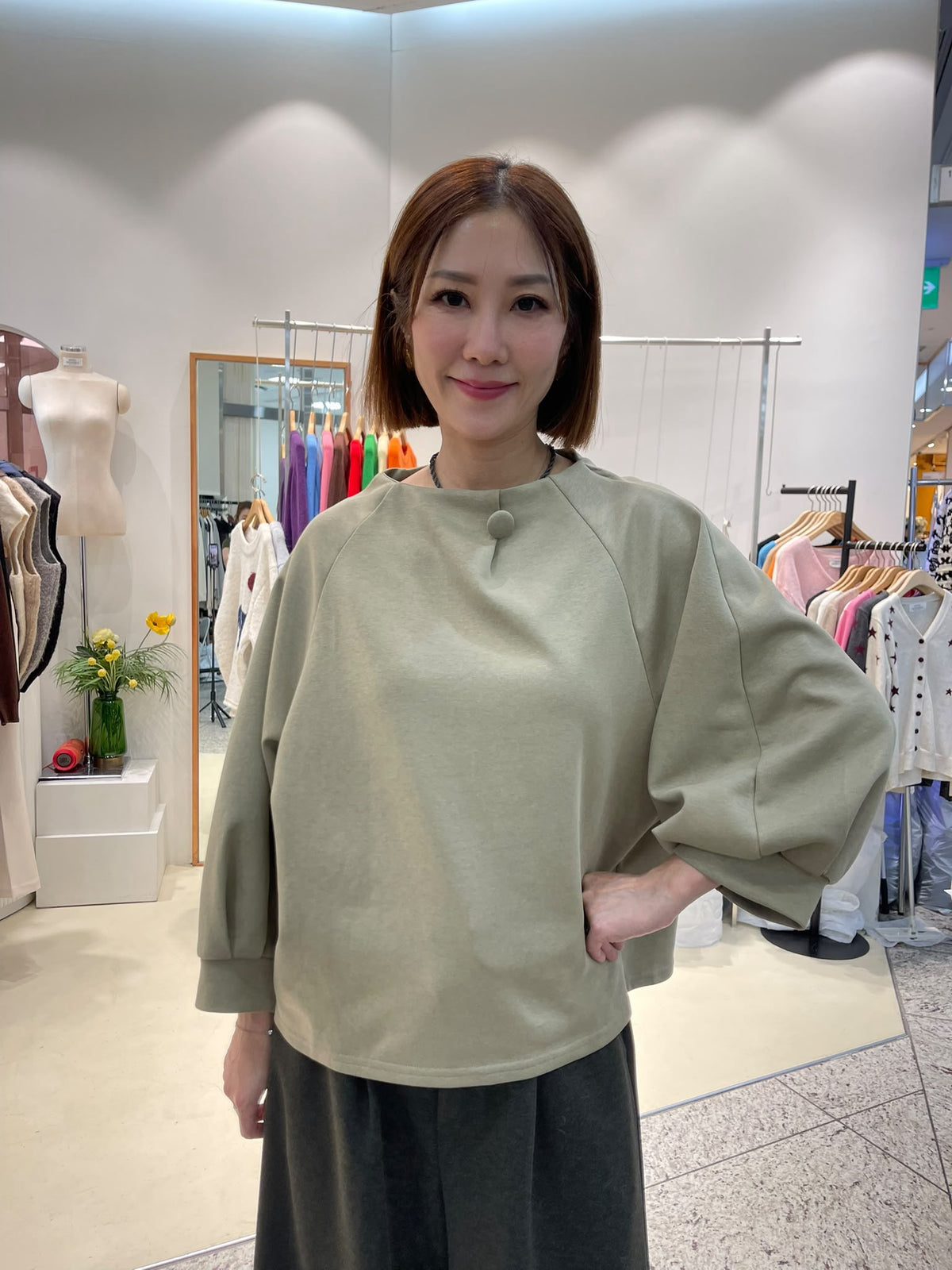 LUXE STITCHES INTRO ADORABLE LAD61009 領口鈕扣燈籠袖上衣－商品圖片 2