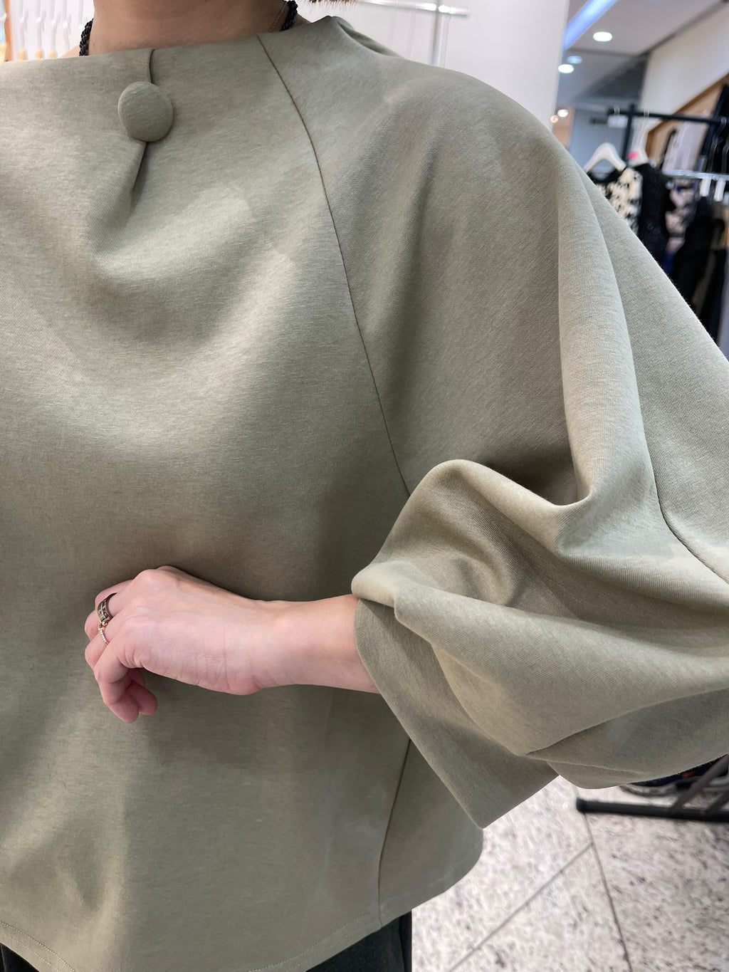 LUXE STITCHES INTRO ADORABLE LAD61009 領口鈕扣燈籠袖上衣－商品圖片 3