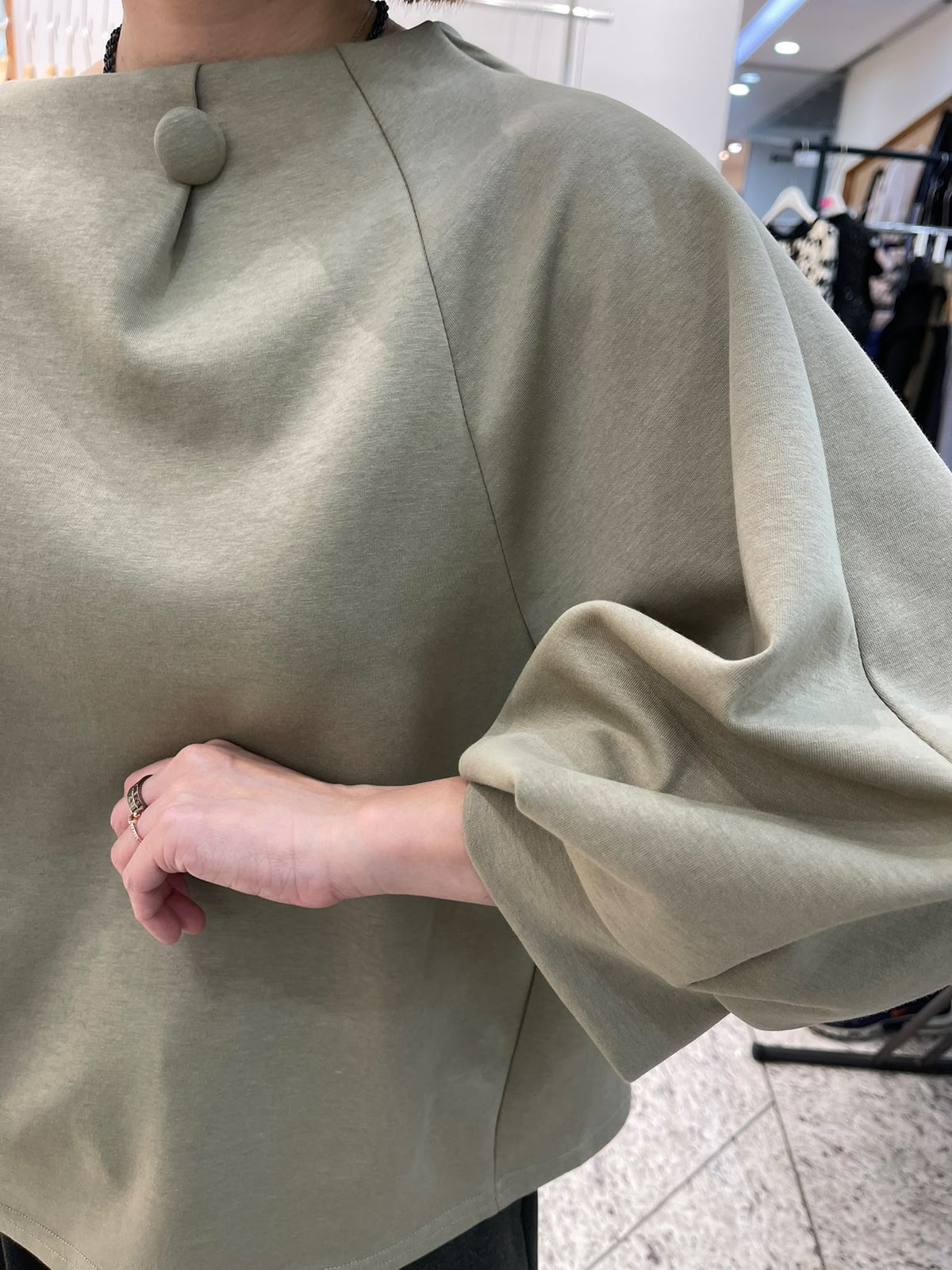 LUXE STITCHES INTRO ADORABLE LAD61009 領口鈕扣燈籠袖上衣－商品圖片 3