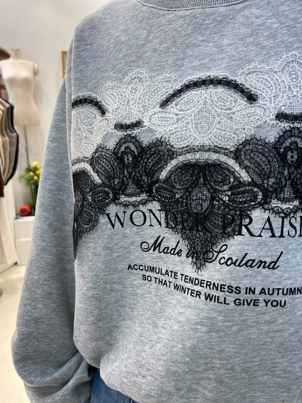 LUXE STITCHES INTRO ADORABLE LAD61026 蕾絲拼接字母圓領上衣－商品圖片 3
