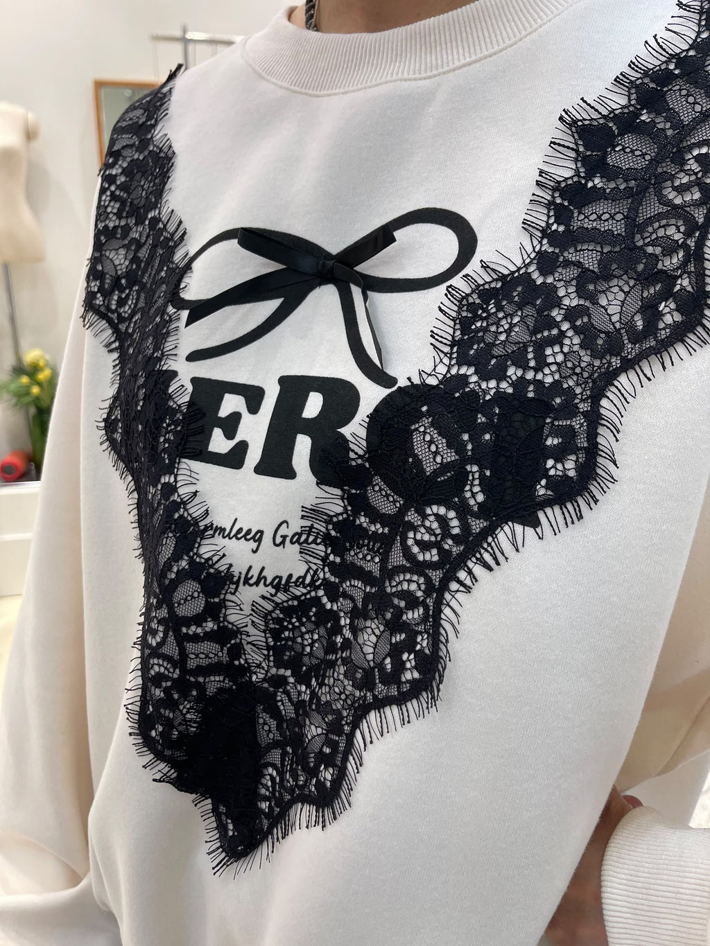 LUXE STITCHES INTRO ADORABLE LAD61027 V形蕾絲蝴蝶結圓領上衣－商品圖片 1