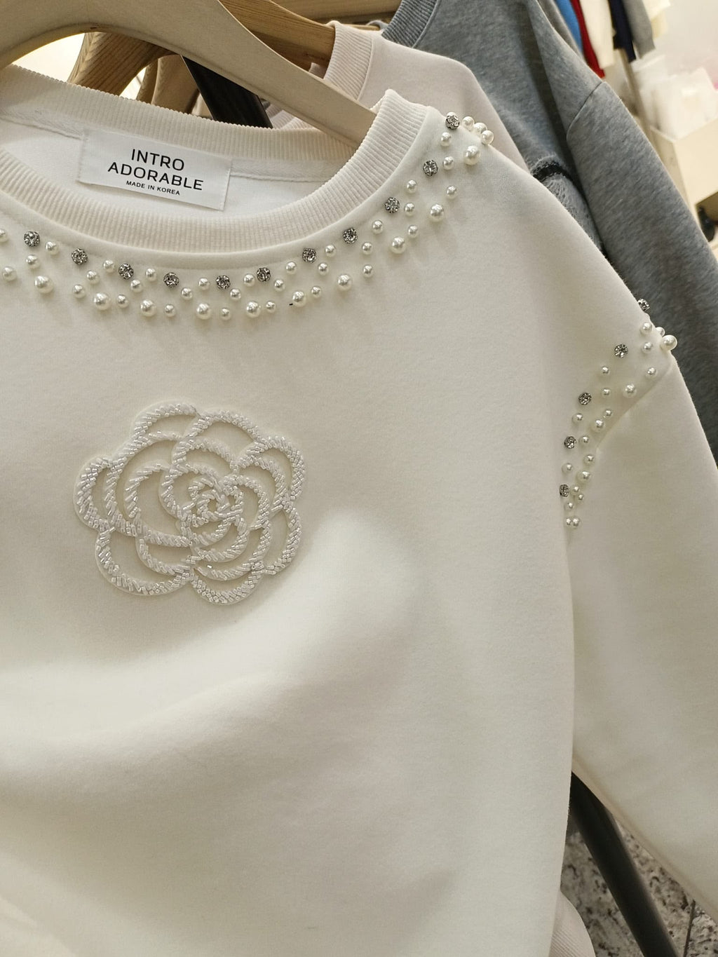 LUXE STITCHES INTRO ADORABLE LAD61029 花朵珠飾圓領長袖上衣－商品圖片 5