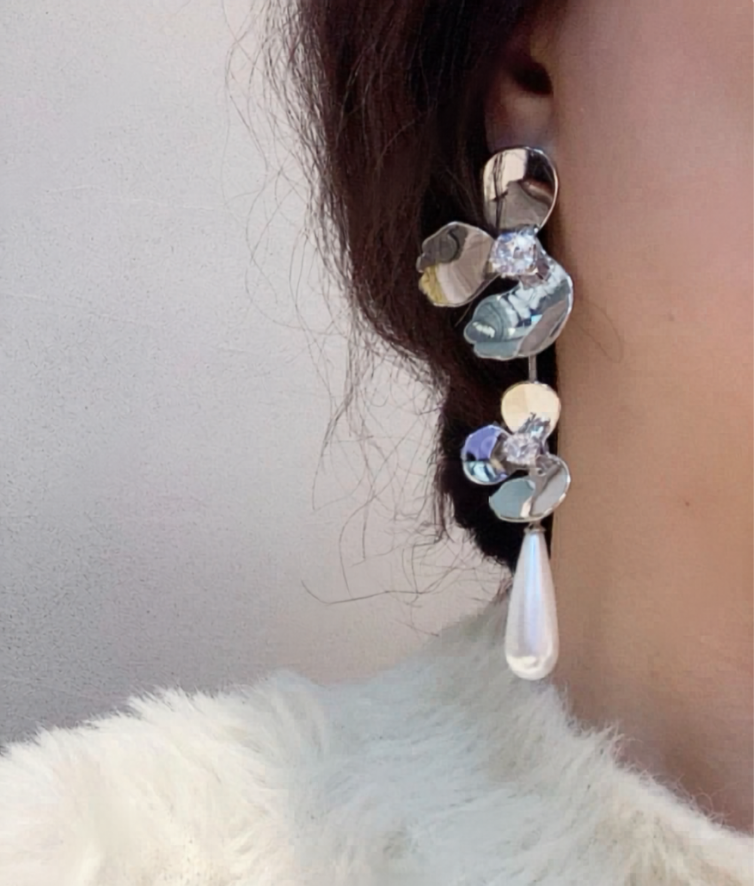 LBP60601 韓國不規則花瓣水晶珍珠垂墜耳環｜韓系輕熟耳飾 Korean Floral Pearl Drop Earrings