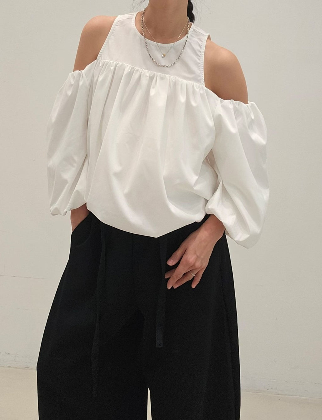 LS60616韓國NEOUL露肩澎袖上衣 | 挖肩一字領泡泡袖設計上衣 Korean Cold Shoulder Puff Sleeve Top