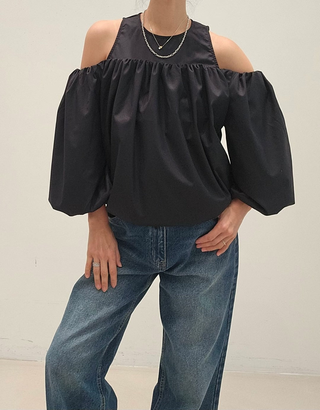 LS60616韓國NEOUL露肩澎袖上衣 | 挖肩一字領泡泡袖設計上衣 Korean Cold Shoulder Puff Sleeve Top