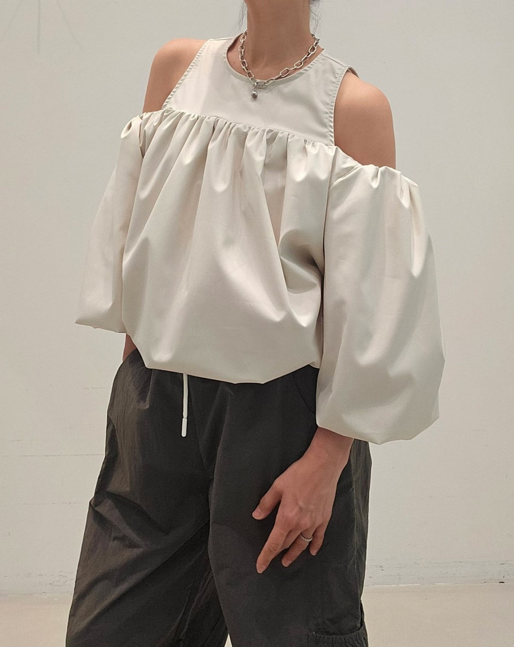 LS60616韓國NEOUL露肩澎袖上衣 | 挖肩一字領泡泡袖設計上衣 Korean Cold Shoulder Puff Sleeve Top
