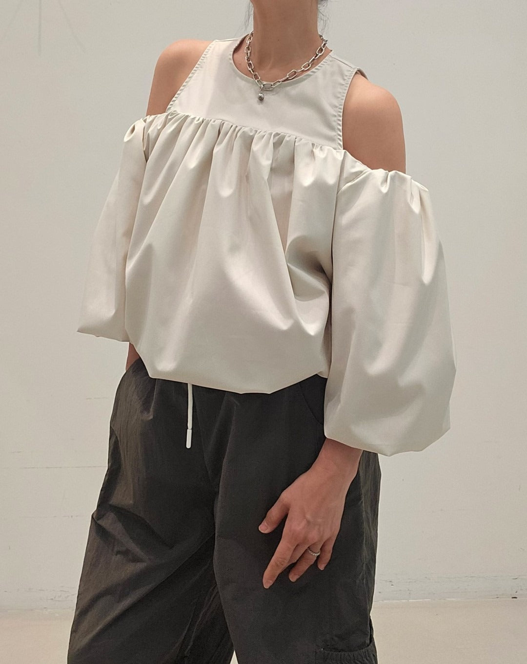 LS60616韓國NEOUL露肩澎袖上衣 | 挖肩一字領泡泡袖設計上衣 Korean Cold Shoulder Puff Sleeve Top