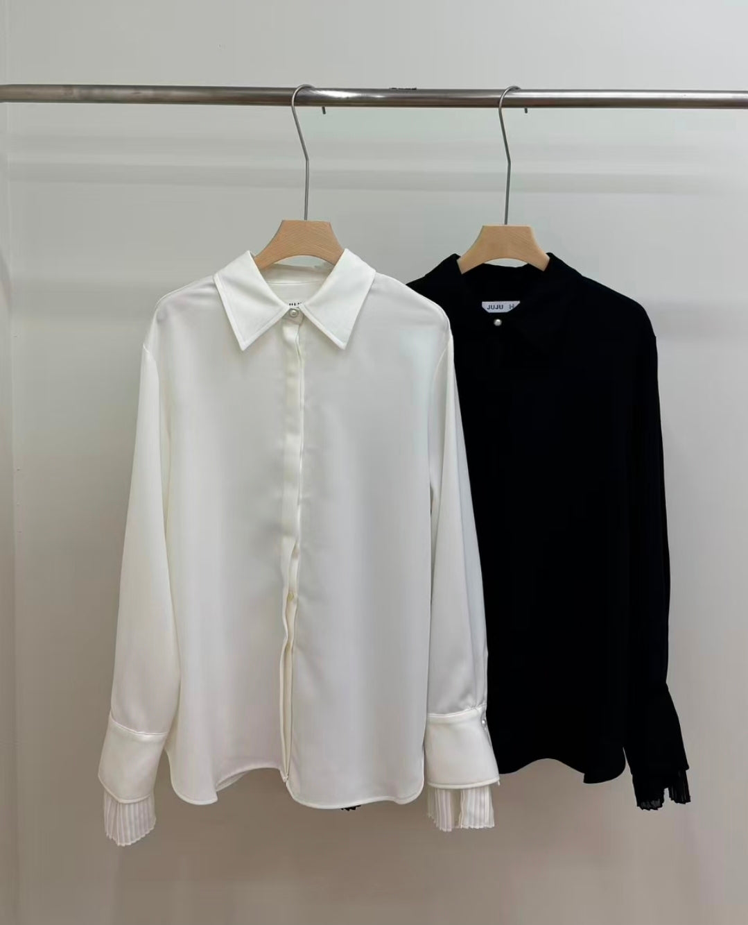 J05 pleated sleeve hem shirt