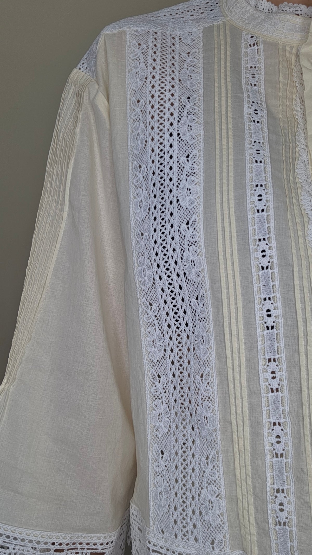 H56 米白色立領蕾絲喇叭袖上衣｜Ivory Lace Bell-Sleeve Blouse
