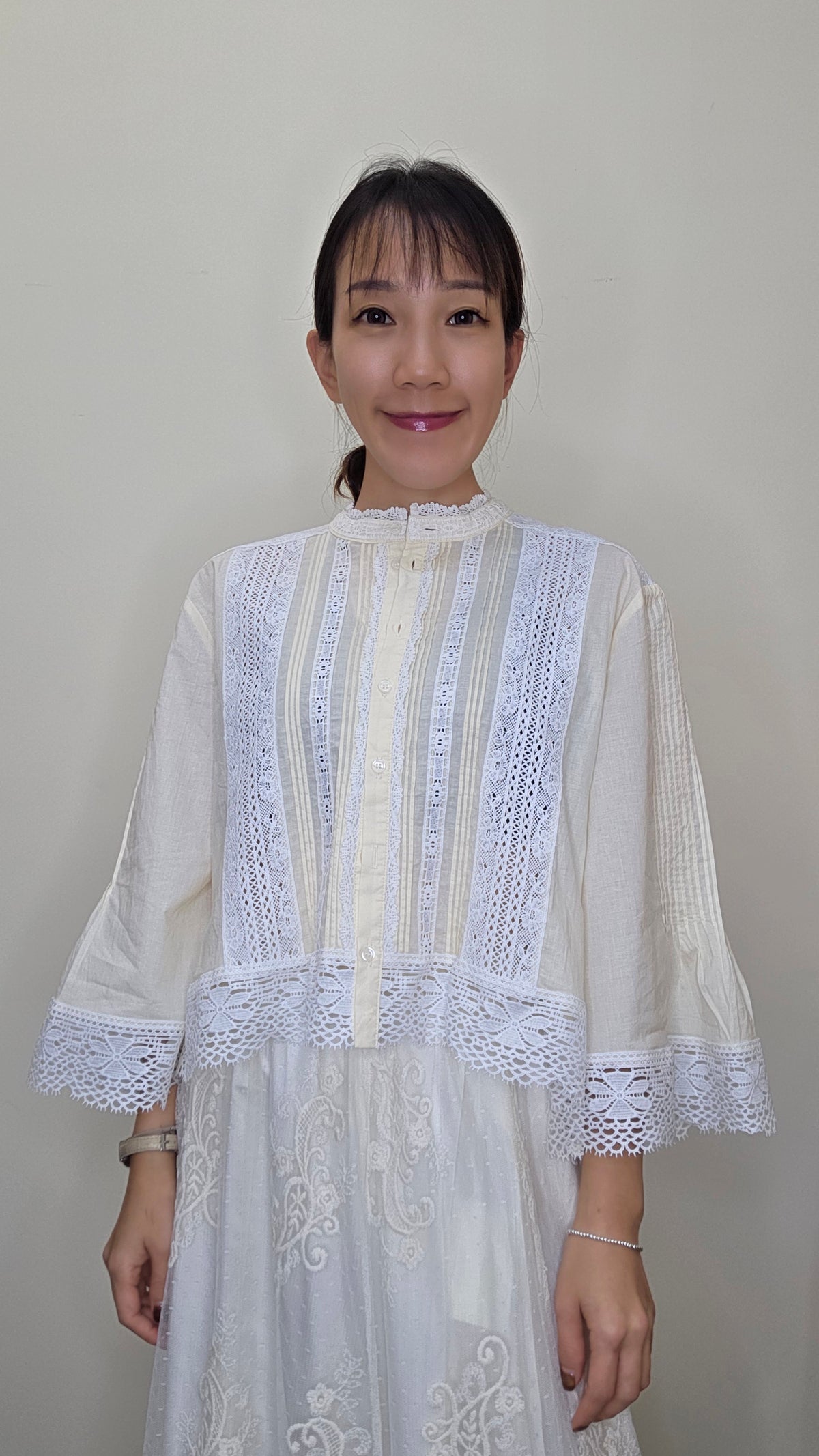 H56 米白色立領蕾絲喇叭袖上衣｜Ivory Lace Bell-Sleeve Blouse