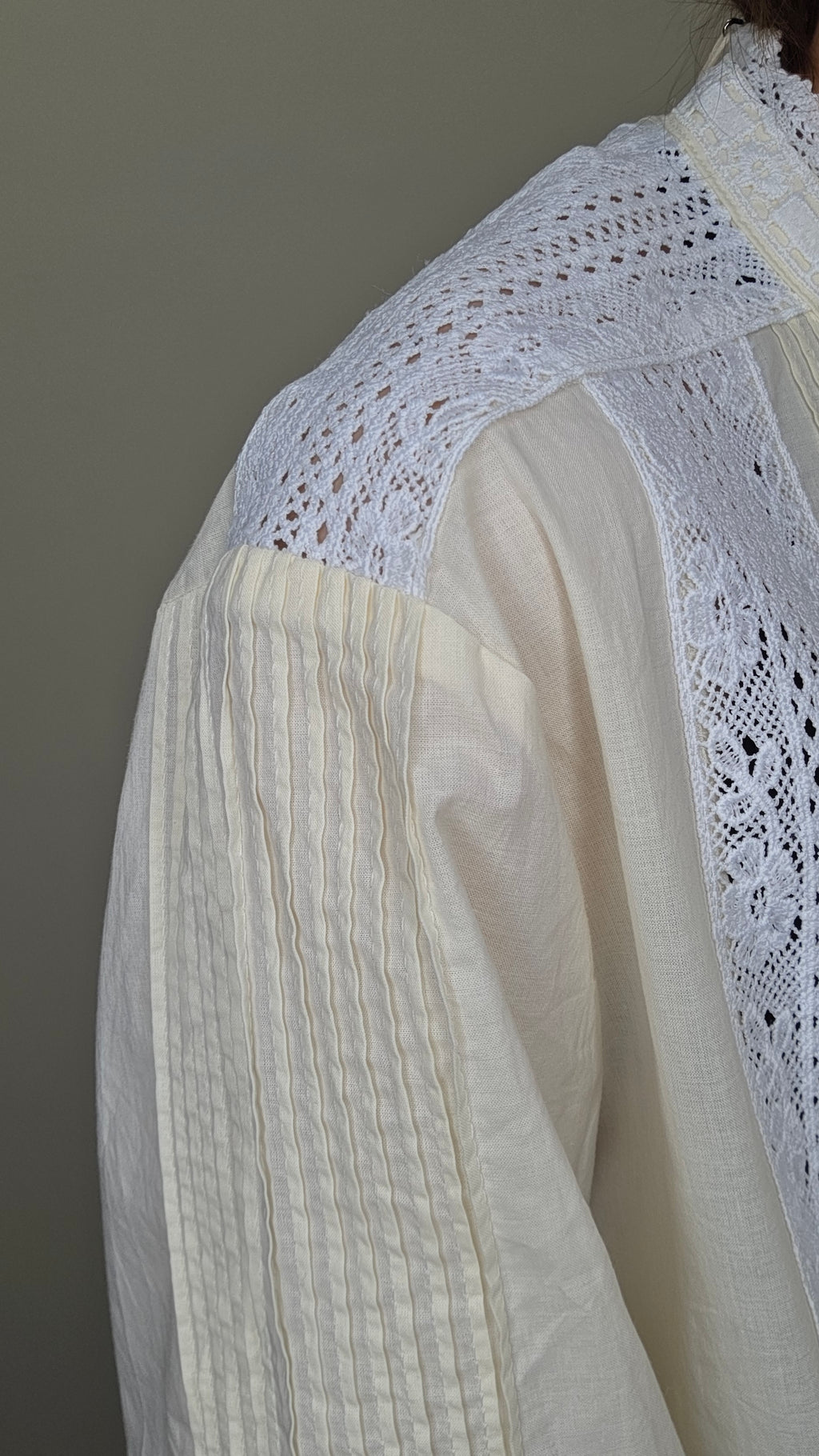 H56 米白色立領蕾絲喇叭袖上衣｜Ivory Lace Bell-Sleeve Blouse