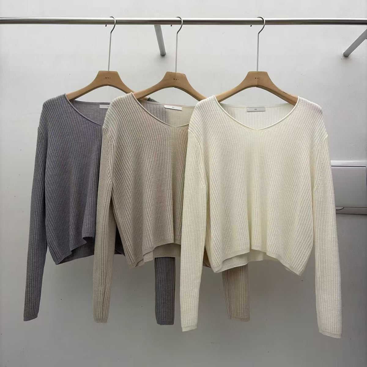 M12 V neck ribbed pullover